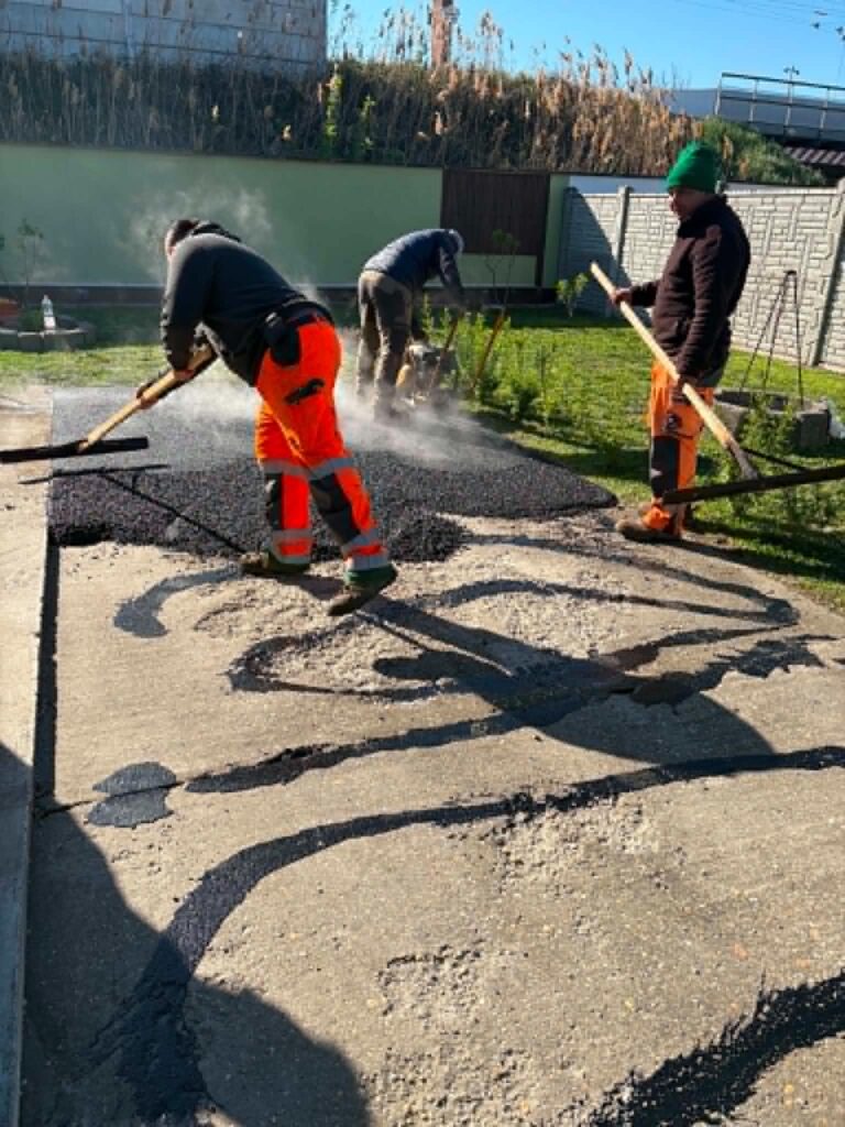 Aszfalt terítése kézi szerszámokkal