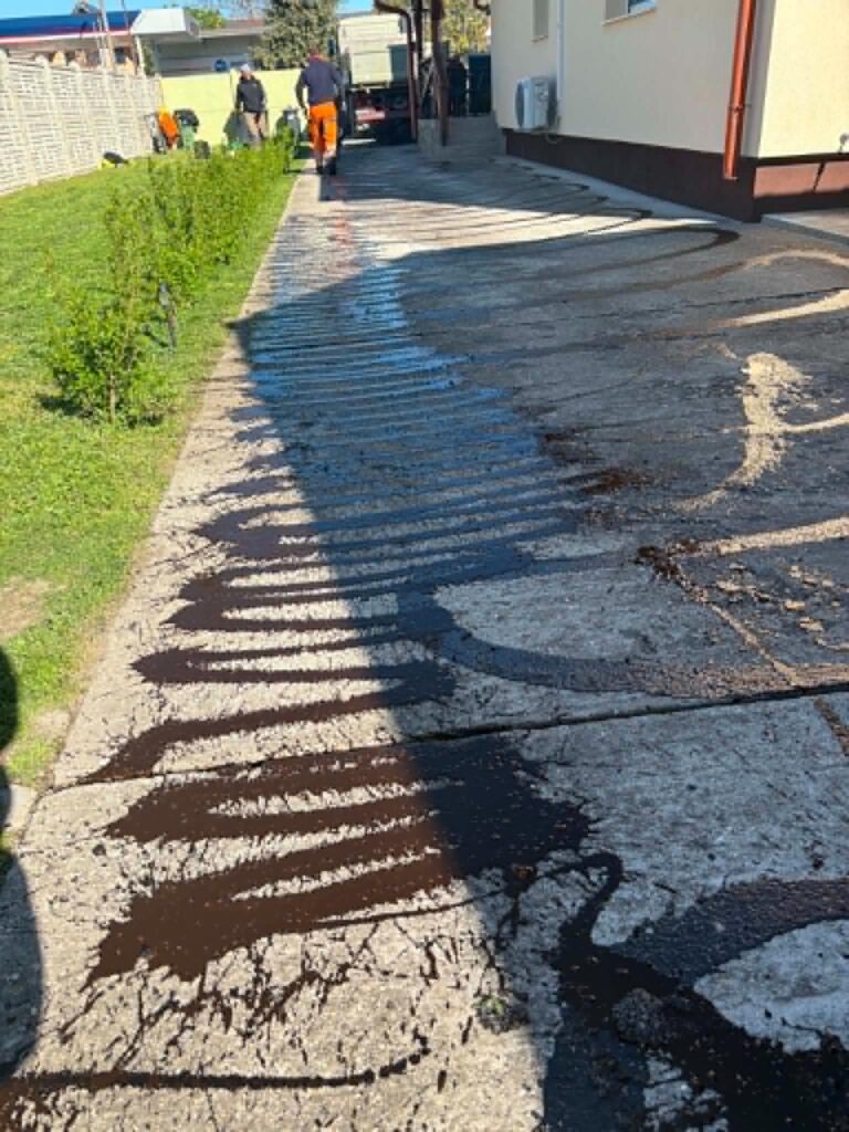 Aszfaltozás előkészítése kerítés mentén