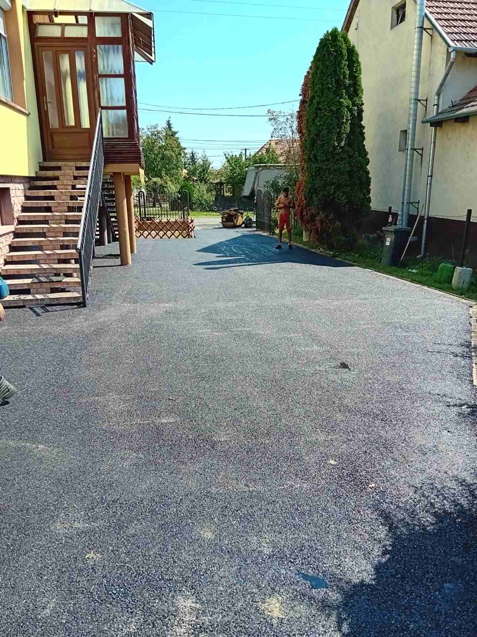 Aszfaltozott udvar lakóház előtt